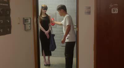 SONE-982-上门服务的M女竟然是孩子幼儿园的美女老师-枫芙爱