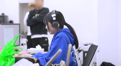 EBWH-159 「监督志望だけど本当は女优さんになりたかった」 制作会社3年目の地味AD国森ありさ 谛めていたAV女优に大変身デビューします！