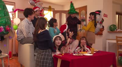 OFSD-051 阳キャたちのクリパで大乱交！？阳キャなボクには场违いなクリスマスパーティーだと思ったら谁かがイタズラで饮み物に媚●を混入！