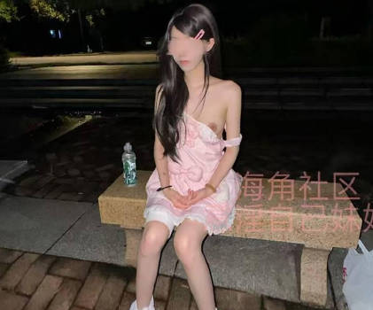 校园内石凳上抱着被保安看见的风险疯狂与<span style="color: #ff5b82">妹</span><span style="color: #ff5b82">妹</span>做爱