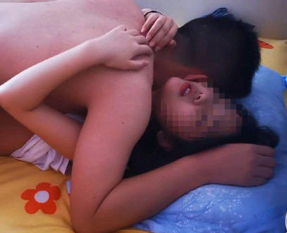 给<span style="color: #ff5b82">女</span><span style="color: #ff5b82">儿</span>水杯下入催情粉