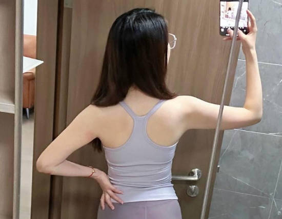 射精的时候让姐姐张开嘴射在了姐姐的嘴里