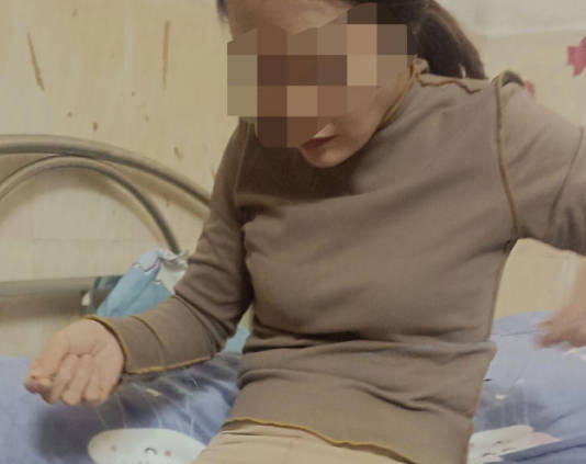 以为<span style="color: #ff5b82">妈</span><span style="color: #ff5b82">妈</span>有别的男人半夜跑来最后是自己爬上<span style="color: #ff5b82">妈</span><span style="color: #ff5b82">妈</span>的床