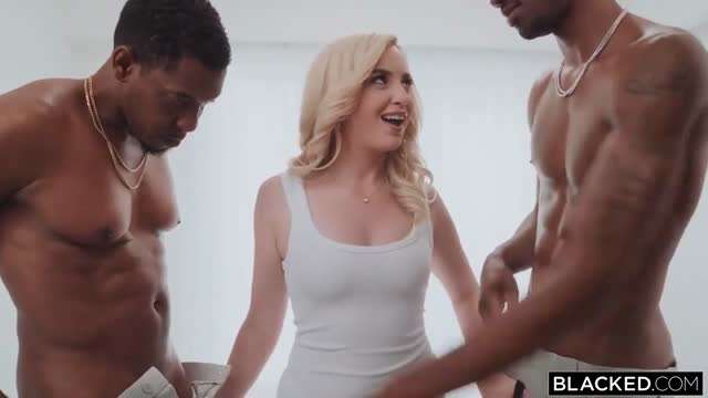 金发白嫩少妇当老公面进屋与<span style="color: #ff5b82">黑</span><span style="color: #ff5b82">人</span>4P三通详情介绍#白虎#射精#骚逼#绿帽#人妻#母狗#性交