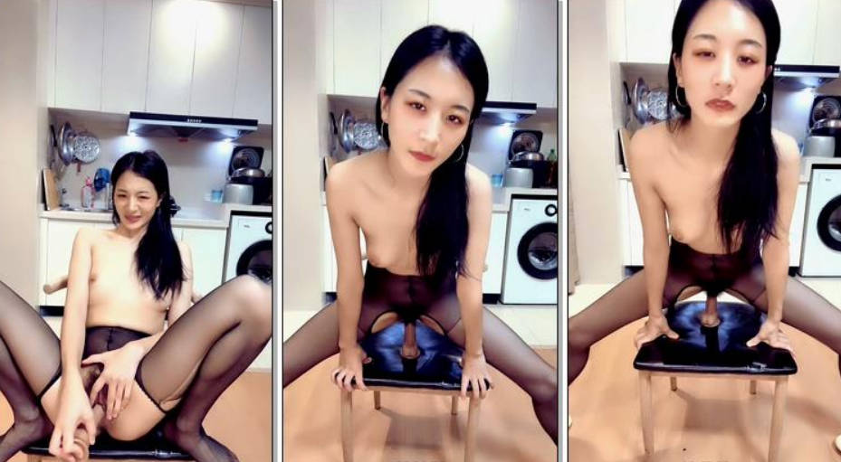 黑丝露脸风骚<span style="color: #ff5b82">少</span><span style="color: #ff5b82">妇</span>激情一夜大秀直播，在厨房陪狼友发骚，淫声荡语道具不停蹂躏骚穴，浪叫呻吟不止高潮不断